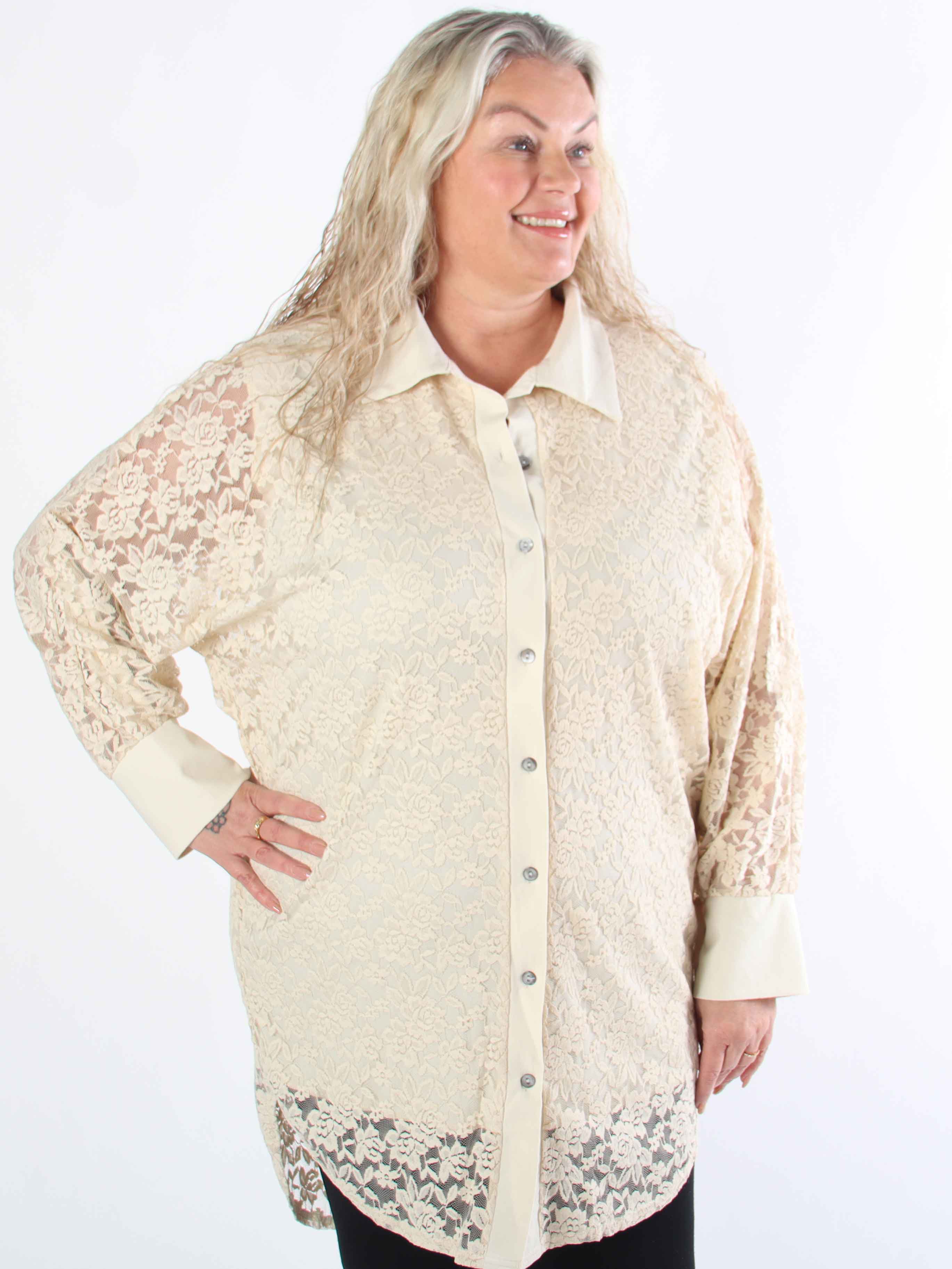 Katherine - Söt plus size-skjorta i spets